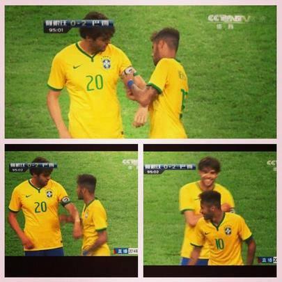 FootballFunnys's tweet photo. Neymar gives his captain's armband to Kaka.. http://t.co/ikmNCHrAr3