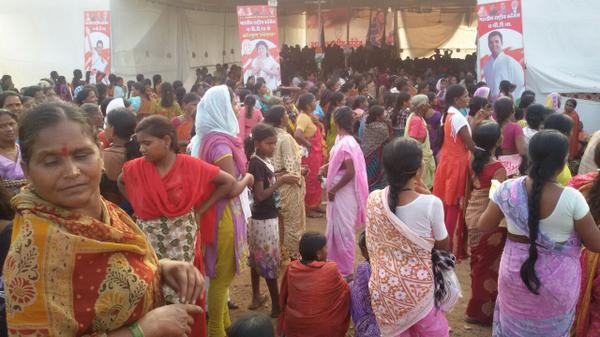 सोनिया गांधीच्या सभेसाठी पैसे देऊन आणल्या तीन हजार महिला, पैसे न दिल्याने महिलांचा ठिय्या ow.ly/CCBf0