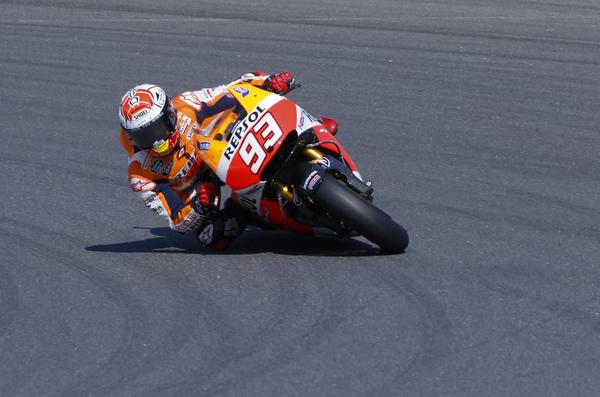 elpais_deportes's tweet photo. .@marcmarquez93 sigue haciendo historia y consigue su segundo título mundial en #MotoGP http://t.co/grVB901lQw http://t.co/IXXW7D4dkI