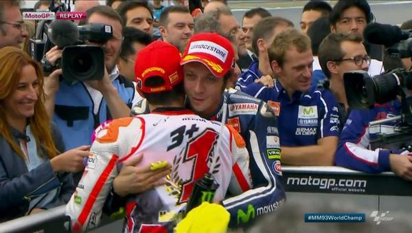 Pelukan Hangat Rossi Untuk Marquez bit.ly/1tlneCd #MM93WORLDCHAMP