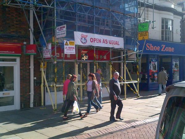 JLL_Ross's tweet photo. Misleading awning award goes to: #Phones4U in #Hitchin #Closed http://t.co/VzhzlkP4IO