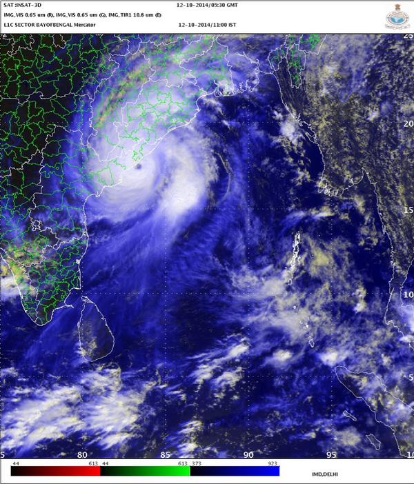 devasissarangi's tweet image. #Hudhud eye making landfall pic exclusive #IMD #CycloneHudhud #HudHudCyclone #Odisha #AP