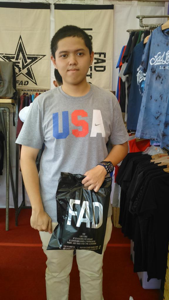 FADINDONESIA's tweet image. Tutupen botolmu, kebaki dompetmu, ayo do blonjo, ra mabuk wae #loopkickfest2014 #booth14 #lowleft