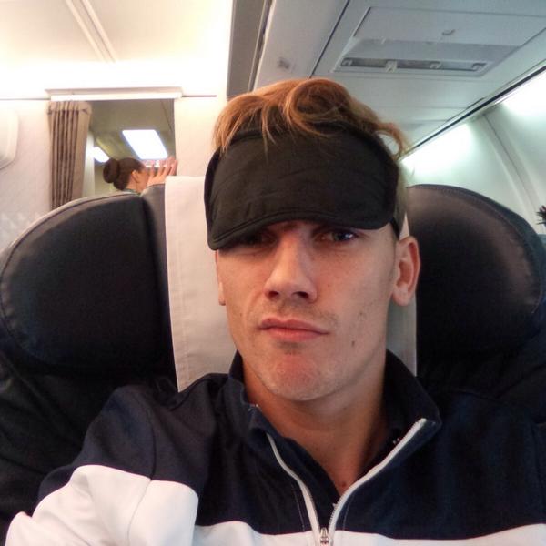 AntoGriezmann's tweet photo. 5 heures de vol direction l'Arménie. 
Prêt à dormir ! 💤💤 http://t.co/o2zl9LTR9o