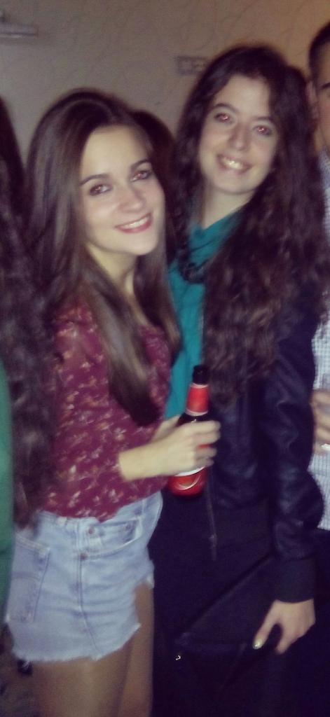 albiya_3's tweet photo. Felices 18 mi pequeña! Espero seguir felicitandote muchisimos años más: ') te quiero!!! @bea_martoresa http://t.co/Oe7gVpFT0C
