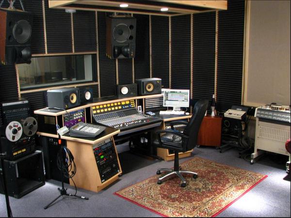 TherealDlux's tweet photo. Mr #bombbomb back in the studio... cooking more music #dluxway #teamdlux #turnup http://t.co/lqLdClT15f
