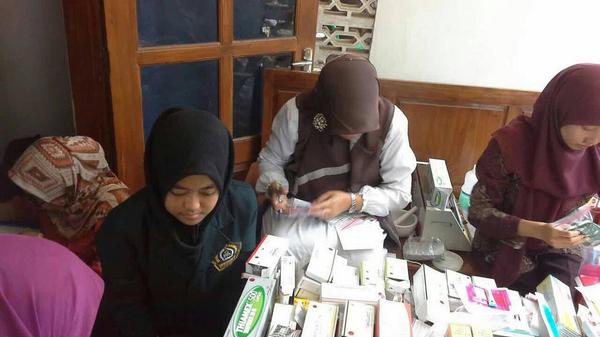 BEM_FKUNISSULA's tweet photo. Kegiatan Bakti sosial hari ini pd minggu 12 Okt'14 di daerah Tembalang-Semarang #infopengmas *2 http://t.co/SuJTqBcVrK