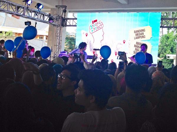 loopmakassar's tweet photo. The Overtunes on Stage #loopkepo makassar #iloopmc @loopmks @loop_id http://t.co/TTgFhSYZfG