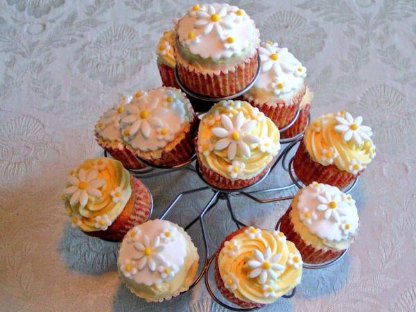 KJTaylor_73's tweet image. @SundayBakeClub Lemon curd Cupcakes ready for afternoon tea! 🍋☕️