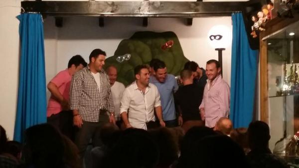 locurademar's tweet photo. La celebración siguió por tierras alhaurinas... Qué regalo de voces y buena gente, chiquillo! #micumpleañosgitano http://t.co/iicBieR142