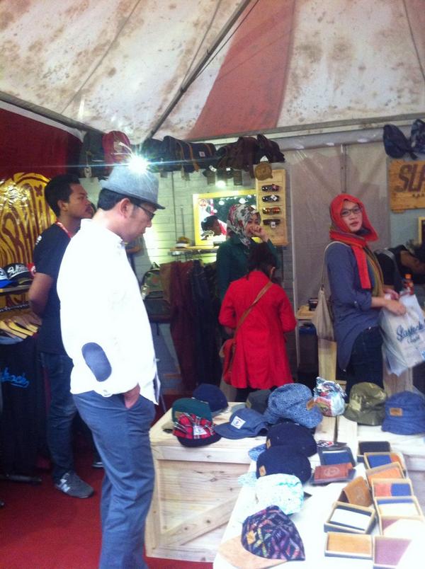 kickfest's tweet image. Bapak @ridwankamil juga gak mau kalah lho, lagi pilih-pilih nih di #LoopKickfest 😘😘😘