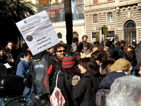 Lavoratori <a href="/precINGV/">Coord Precari INGV</a> al terzo anno di mobilitazione. Era il 2009; oggi ancora precari.
<a href="/FusacchiA/">Alessandro Fusacchia</a> <a href="/SteGiannini/">Stefania Giannini</a>