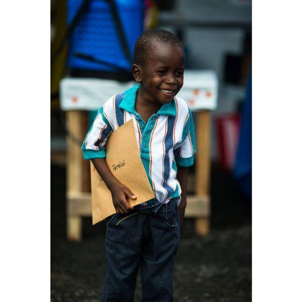 OTROGUAPOSUELTO's tweet photo. Patrick, de 6 años, con el certificado que acredita que ha superado el Ébola. Su sonrisa vale por mil palabras. 💪 http://t.co/MFml3HG2xr