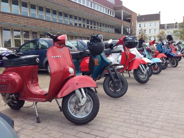 kn_online's tweet photo. Es knattert und knistert: Vespa- und Schwalbe-Fans starten vom Kieler #Wilhelmplatz zum gemeinsam #Abrollern. http://t.co/jHrY7ivni9