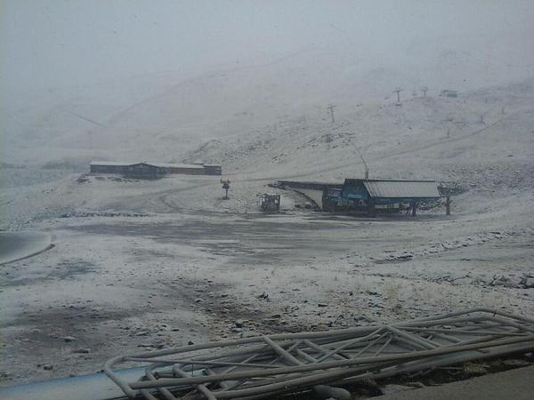 websierranevada's tweet photo. Con todos ustedes, las primeras nieves de la temporada en #SierraNevada...el #monodenieve quiere más #winteriscoming http://t.co/XkPzlkuFlY