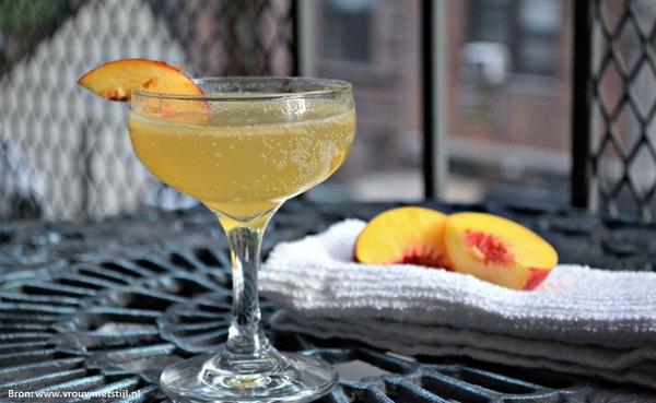 CocktailLounge_'s tweet image. Om het weekend af te sluiten, schenken we vandaag de cocktail "Lazy Sunday". Kom jij hem proeven?