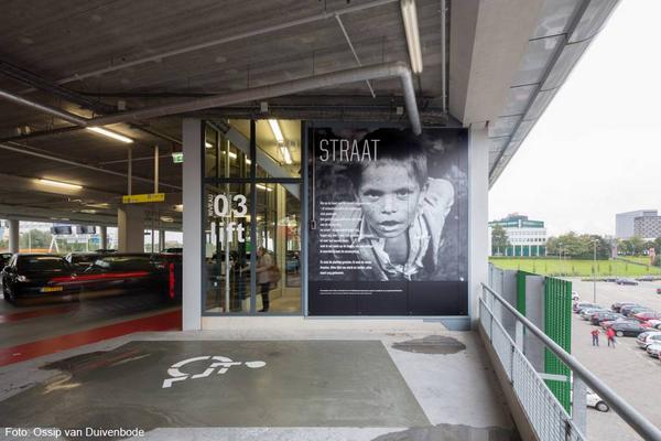 Expositie in P+R Kralingse Zoom. Foto's van @NL_Fotomuseum met dichtregels van <a href="/poetry_int/">Poetry International</a>. bit.ly/1tFiodj