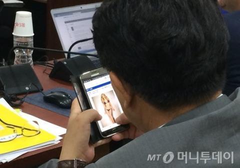 sidagaso's tweet photo. 국감 도중 폰으로 비키니걸 보다 걸린 새누리당 권성동 간사가 그 모습을 촬영한 기자를 찾는단다.
권선동씨!
하나만 물읍시다.
도적질하다 걸려 신고당한 도적놈이 신고한 사람 찾는다면 당신은 모라고 하겠습니까? http://t.co/tcyLpmSKCo