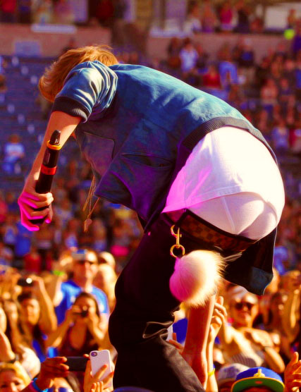 Flashing his. Justin Bieber June 28 2012. Sagging buttocks.