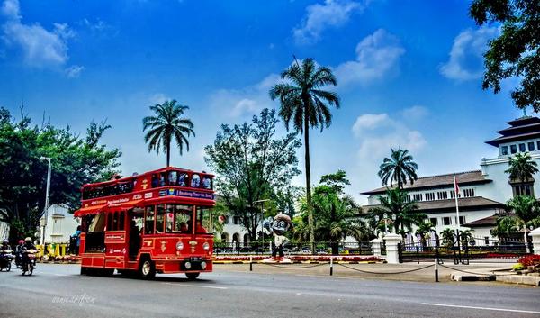 .<a href="/BusBandros/">Bandung Tour On Bus</a> udah ada 3. Bermimpi di Bdg bagusnya punya berapa Bandros ya? Pic by: <a href="/soniearifien/">Sony Arifin</a> Cc: <a href="/ridwankamil/">Ridwan Kamil</a>