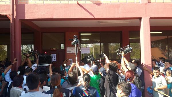 Evo ingreso a votar en la mesa  14 del colegio  villa 14 el Chapare