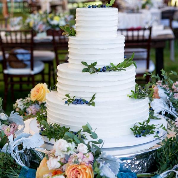 theknot's tweet image. These wedding cakes are almost too pretty to eat! We want a slice now.... knot.ly/6011Uwzv