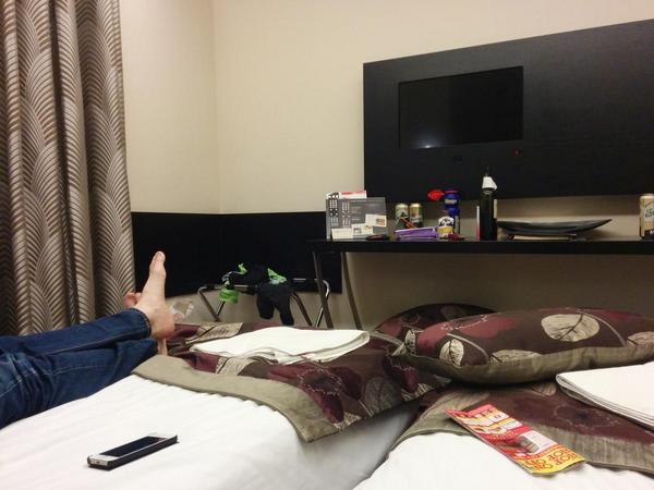 <a href="/Dr_Puh/">Hans</a> softar efter varma bad och gör sig redo för middag.