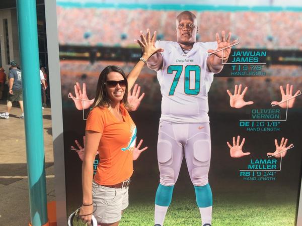 sammaddie29's tweet photo. #Samcam29 helps #finfans get sized up by @JawaunJames @SunLifeStadium @MiamiDolphins before taking on the #Packers http://t.co/UtuDl1rhkR