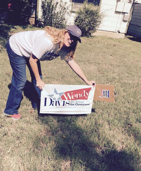 BGTXRichardson's tweet photo. Puttin' up @WendyDavisTexas signs 4 days in Richardson. 💙🌟💙 #TeamWendy #BGTXKnocks #MyTexasVotes #Texas http://t.co/SVYnHwLM9H