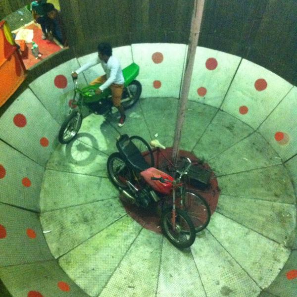 roiradio's tweet image. GOMBRANG! Dengan 8rb, u bisa liat atraksi "nak setan" ini di wahana tong setan! Salut adek, bang! #LoopKickfest2014