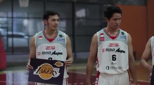 <a href="/EnguioE/">@biboyOfficial</a> pegang kertas dengan tulisan Lakers! Ada apa yahh? Jangan sampai ketinggalan nanti malam jam 22.30 yah!