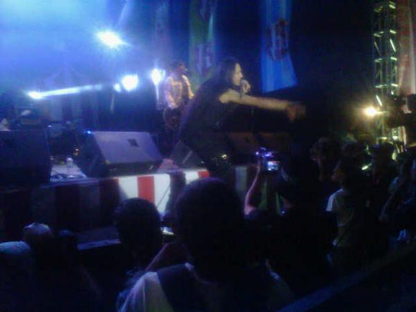 merchmaniacs's tweet image. Now KOIL live at @kickfest at Lap PPI Pussenif Bandung. Promoted: @DyandraEnt #LoopKickfest #MMLivetweet