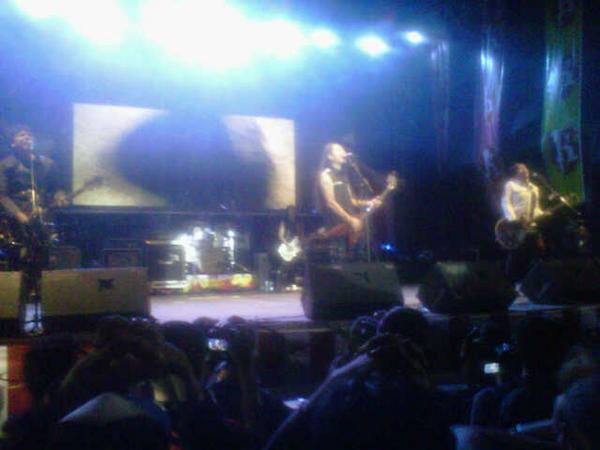 merchmaniacs's tweet image. Now KOIL live at @kickfest at Lap PPI Pussenif Bandung. Promoted: @DyandraEnt #LoopKickfest #MMLivetweet