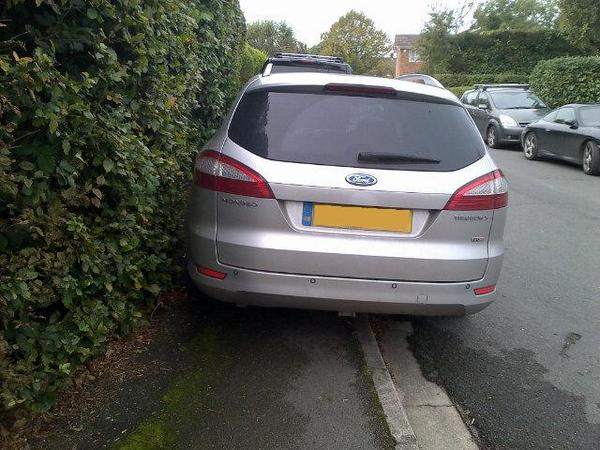 TVP_ChiltSBucks's tweet photo. Residents & pedestrians report inconsiderate parking by attendees of tournament at @ChilternRFC #ticketsissued P3192 http://t.co/kYSArPG3mR