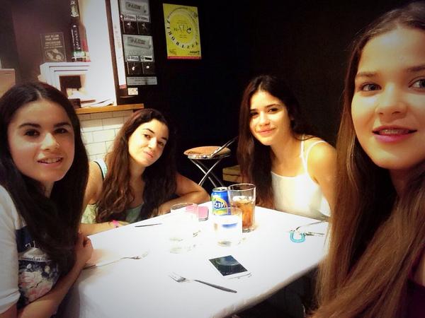 neuus7's tweet photo. Gran noche ayer con mis niñas @mireiafaurera @mary_27im @Ylenialluch http://t.co/YHVSd2aIkt