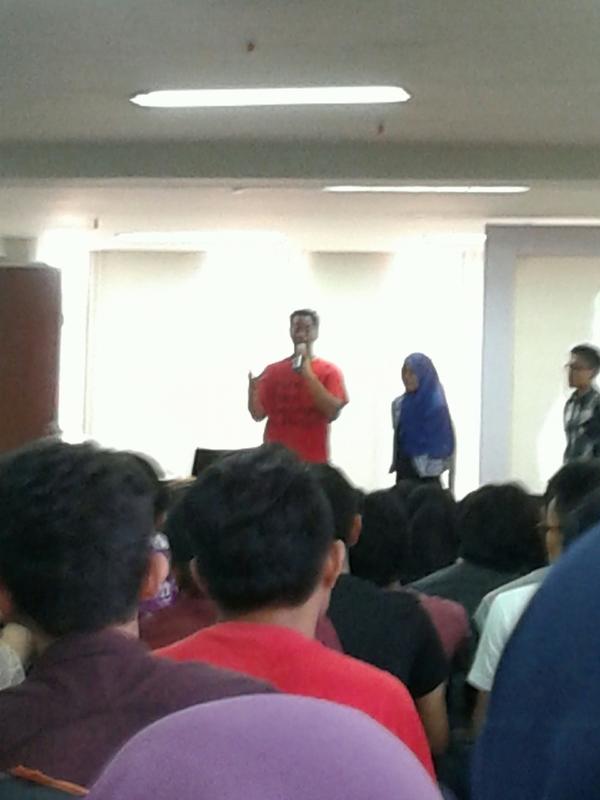 wawan_indrawan_'s tweet image. Bersama @pandji di kampus unm makassar #LoopKreatifProject #loopmks