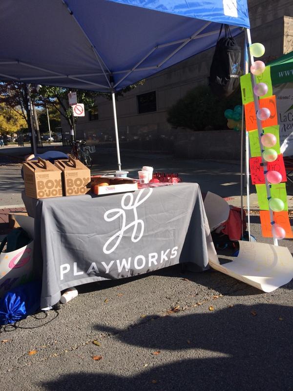 CoachSims2's tweet photo. Our lovely tent setup #ChicagoMarathon  #PlayworksChicago http://t.co/DDk9YyZkvh