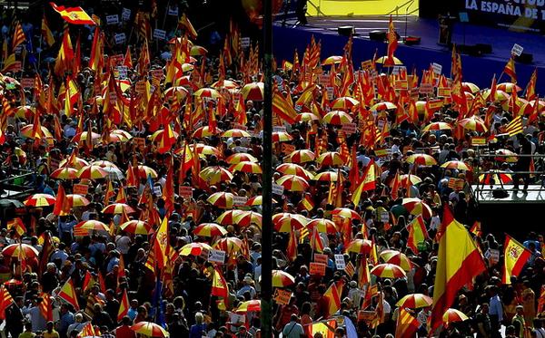 rtve's tweet photo. Miles de personas se concentran a favor de que Cataluña siga unida a España http://t.co/1zJ3Ba2UEV http://t.co/uRDLojBGwf