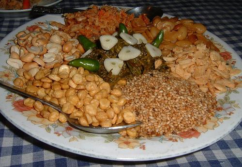 MmAttractions's tweet photo. #LaPhat (pickle tea leaf)one of most iconic traditional #burmesefood #Myanmar #food. PhotoBy (http://t.co/cKUyVE5T9E) http://t.co/l1lQullfUq
