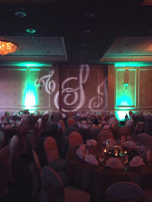MEPhotoBooth's tweet image. #Stevenswedding #spartanburgmarriott #spartanburg #marriott #weddingbliss #photoboth #uplighting #monogramlighting