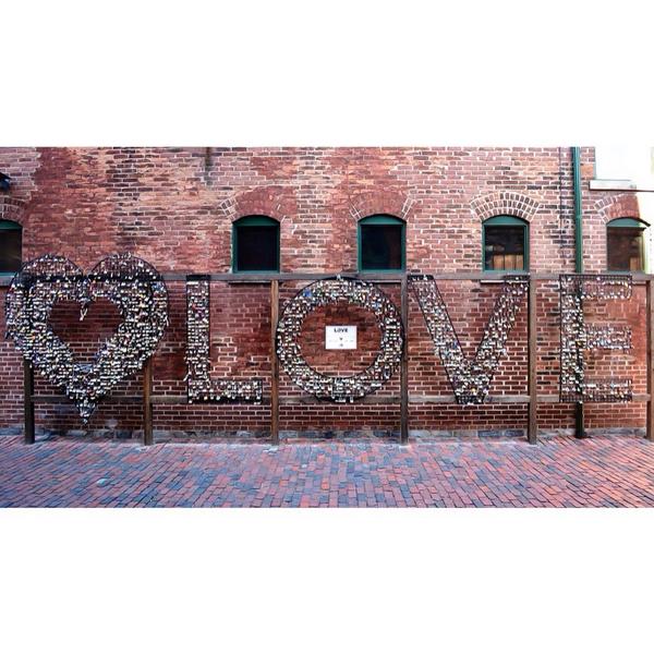 Finally got to see this in person :) #toronto #canada #distillerydistrict #distillerylove #locks #love #sign #hearts