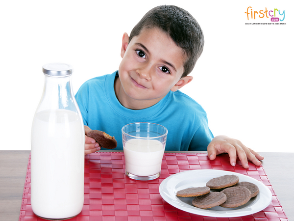 firstcryindia's tweet image. #FunTip: Trick your kid into eating healthy raisin cookies since they almost look like chocolate chip cookies.