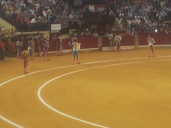 Oscarkince's tweet photo. Tarde de toros. Padilla. El juli. Perera. Feria del pilar. http://t.co/Utjc4WJCbm