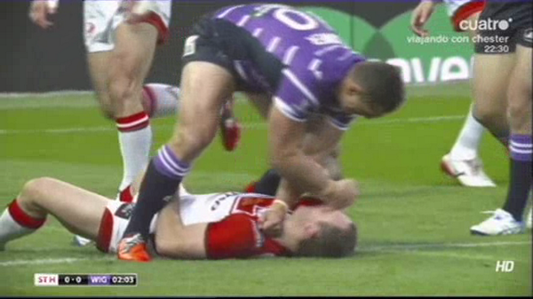 Brutal agresión en un partido de rugby en Old Trafford, pudo acabar con la vida del jugador mdia.st/1ssQaWv