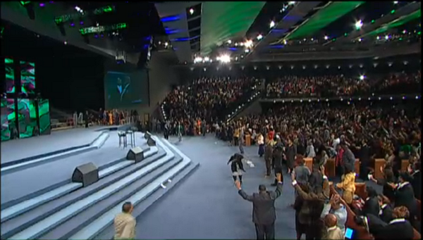 BishopJakes's tweet photo. God's gonna carry you out! You ought to Praise Him like you JUST GOT OUT!!! #shortchanged #tphonline http://t.co/wsKvxzNGZp