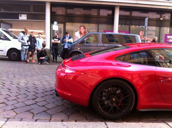 MeileZijlstra's tweet photo. Zit na 8 reisuren op terras bij hotel, komt bus met film en fotocrew om Porsche te filmen. http://t.co/JQhEIxXLe0