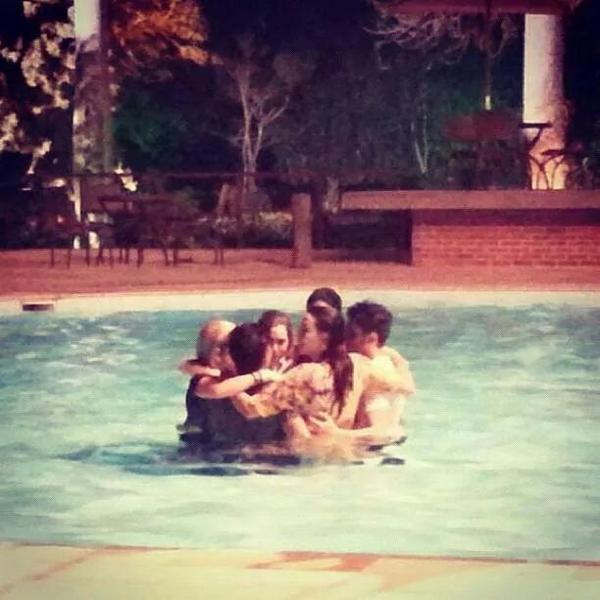 larilariix's tweet photo. Mano eles pularam na piscina com roupa e tudo, como se tivesse dizendo: "Cada momento que a gente viveu será eterno" http://t.co/lVzTOl1naf
