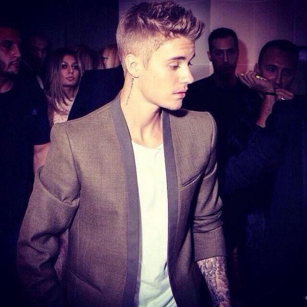 BelieberHelp94's tweet photo. Justin in a suit is my weakness😍

#EMABiggestFansJustinBieber http://t.co/rgzhAE7Z8N