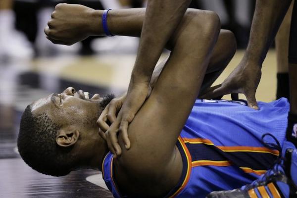 Addicted2Hoops_'s tweet image. Kevin Durant Out 6-8 Weeks With Fractured Foot: addicted2hoops.com/2014/10/12/kev… #KevinDurant #KD35 #Thunder