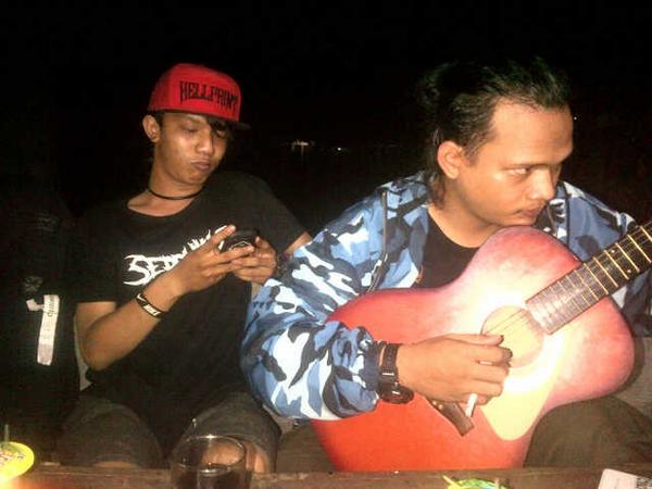 Keren dong <a href="/seppukuofficial/">SEPPUKU</a> mah .. "<a href="/Iyanghilang/">Iyang Hilang</a>: Keren ts jon RT <a href="/IeboyChalid/">Ieboy_Chalid</a>: @agungsalamande r "